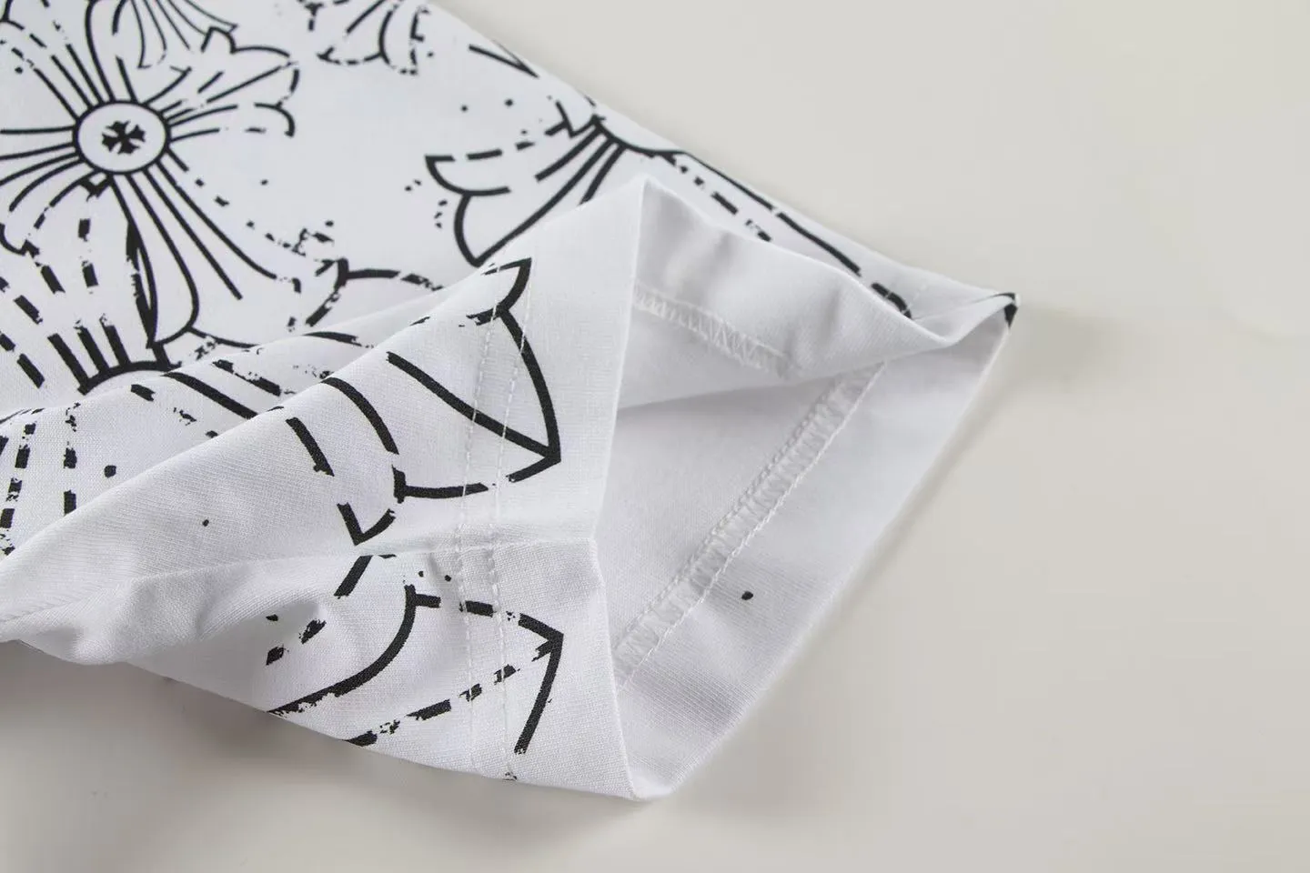 🅿️150 Style: 2025 new Croix Heart short-sleeved T-shirt Material: High version 300g double yarn combed cotton Size: S～XL Color: White Style number: Z026